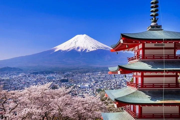 Mt Fuji above Lake Kawaguchi on a full-day Mt Fuji sightseeing day tour from Tokyo, Japan