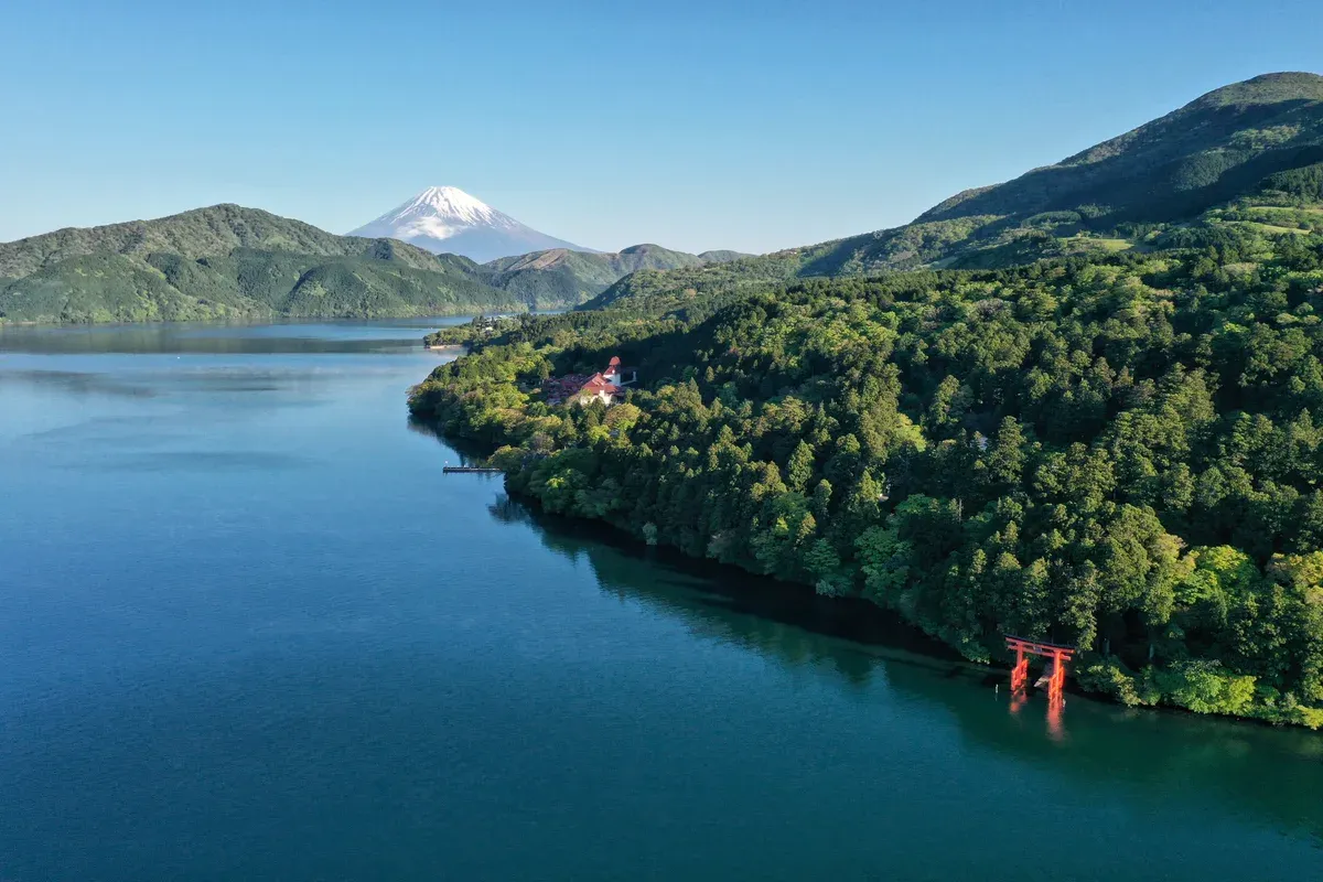 Lake Ashi with Mt Fuji and the Hakone Shrine torii on a day trip from Tokyo